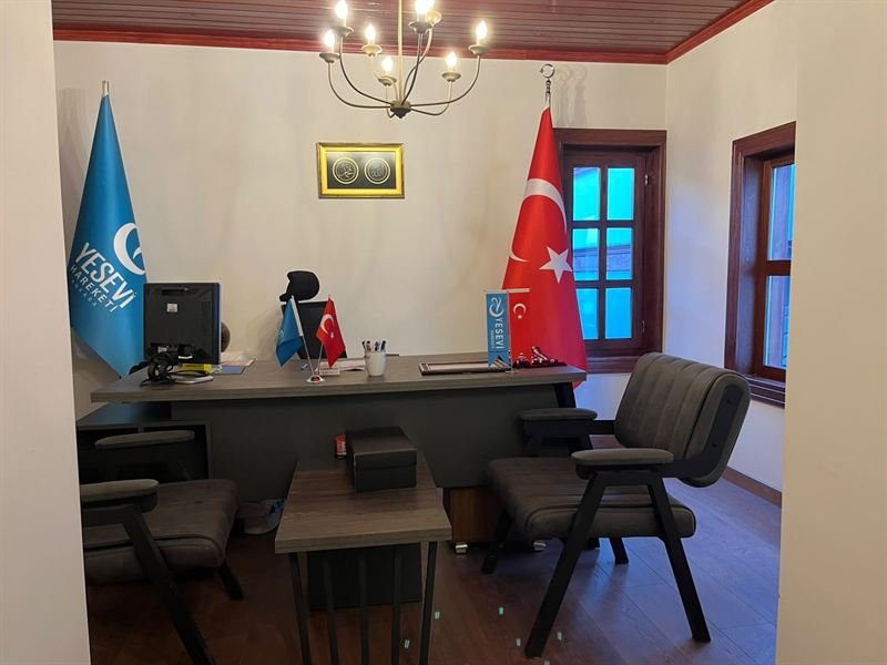 Türk bayrağı ve Yesevi Hareketi bayrağıyla il başkanlığı makam odası