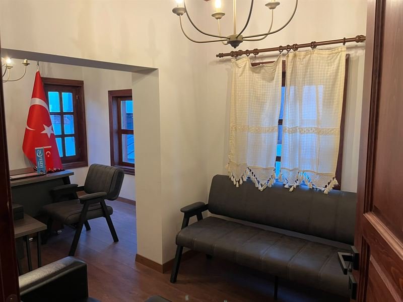 Dantel perdeli bekleme odası