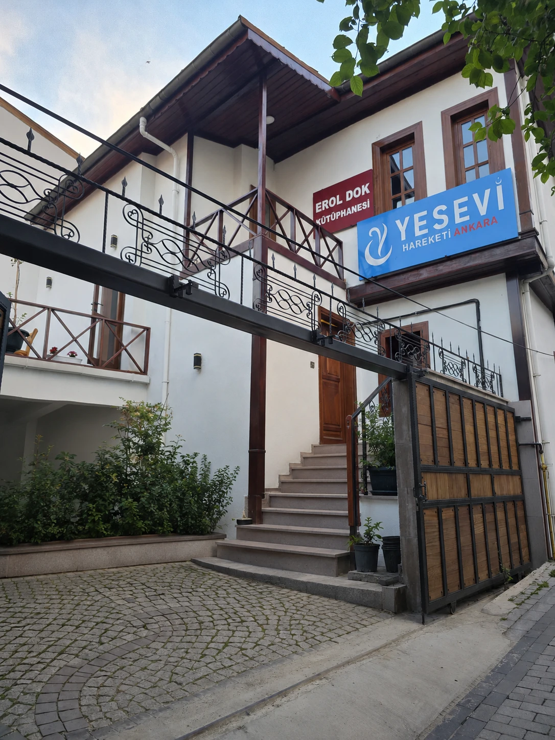 Yesevi Hareketi Ankara il başkanlığı binası ve Erol Dok Kütüphanesi'nin Hamamönü'ndeki tarihi cephesi