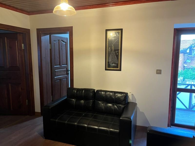 Hat tablosu asılı oturma odası ve balkon kapısı