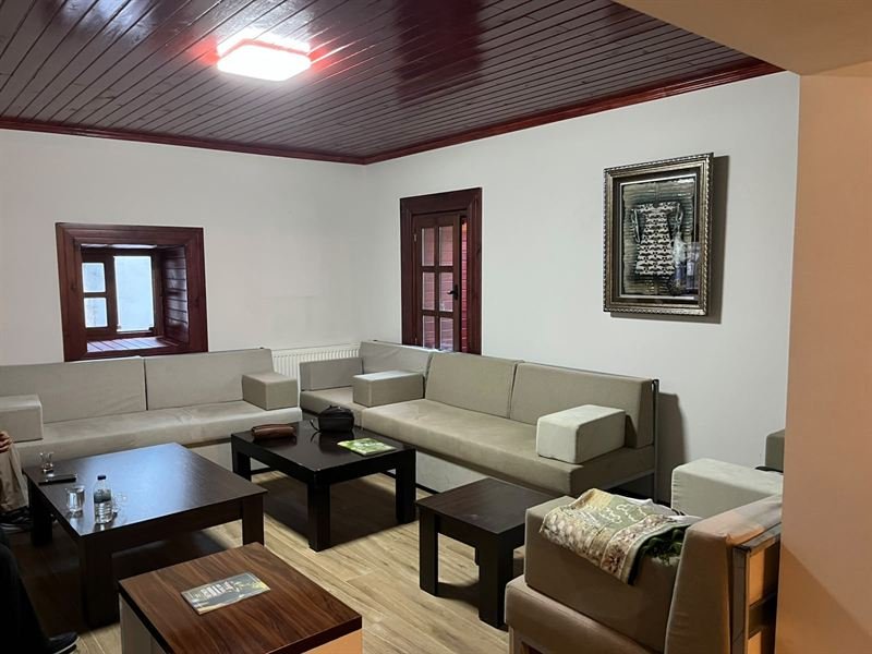 Ahşap tavanlı misafir ve sohbet odası